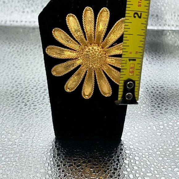 Vintage Large Daisy Pin Brooch Button Center Brush Gold Tone Chunky Estate Y2K - Picture 3 of 6